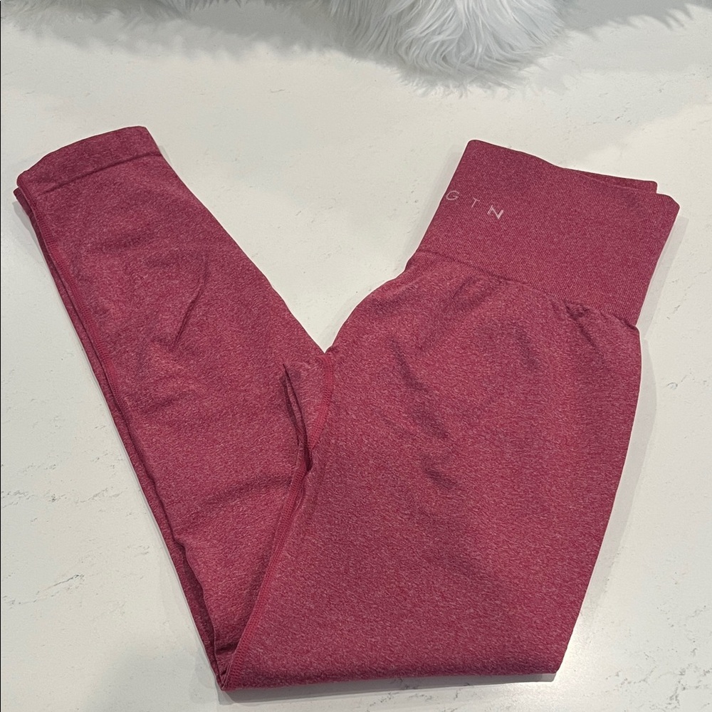 NWOT NVGTN Seamless Raspberry Heather Red Leggings - Size S